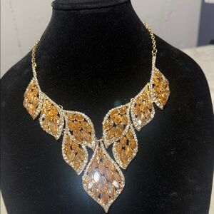 🛍️NWOT Radiant Gold Leaf Statement Necklace